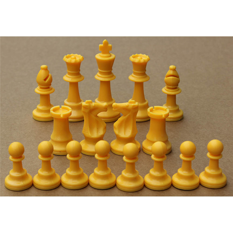 Colorful Plastic Chess Pieces  - Board Game Queen のレビューと価格